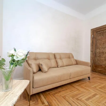 G11 Old Apartment *